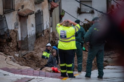 Servicios de emergencias ayudan en las labores de rescate en Letur (Albacete).
