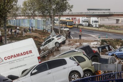 Vehículos destrozados y agua tras el paso de la DANA.