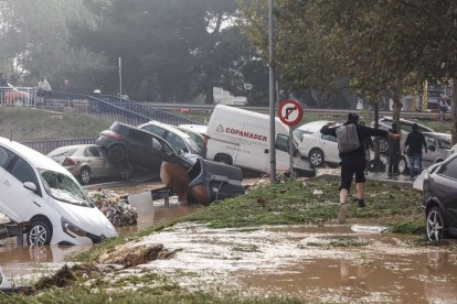 Vehículos destrozados en el barrio de La Torre de Valencia.