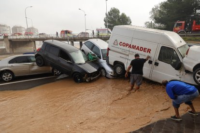 Vehículos en los alrededores de la V-30 tras el paso de la DANA y la subida del cauce del río Turia.
