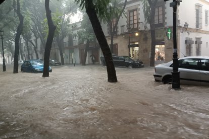 Calle Porvera en Jerez con agua acumulada por las lluvias de la Dana que atraviesa la provincia.