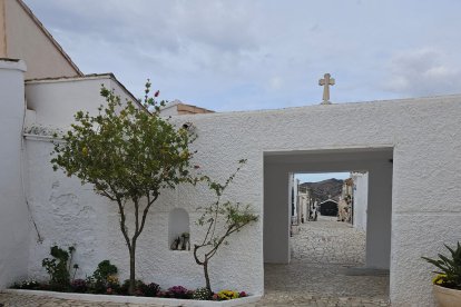 El cementerio de Zurgena se engalana para recibir el Día de Todos los Santos.
