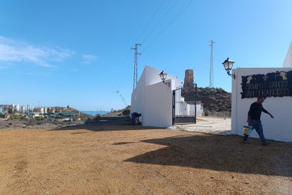 El cementerio de Cuevas del Almanzora se pone a punto para el Día de Todos los Santos.