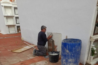 El cementerio de Cuevas del Almanzora se pone a punto para el Día de Todos los Santos.