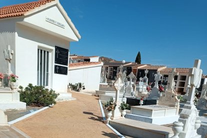 Cantoria ha reforzado las labores de limpieza, jardinería y otros detalles para organizar el cementerio municipal.