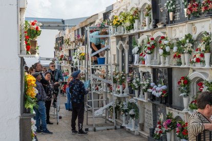 Día de Todos los Santos en el Cementerio de San Jerónimo de Roquetas de Mar.