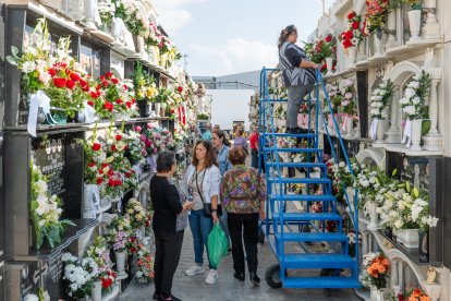 Día de Todos los Santos en el Cementerio de San Jerónimo de Roquetas de Mar.