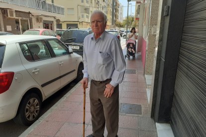 No deja de hacer sus largos trayectos caminando.