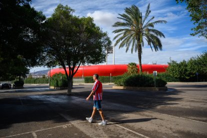 Un aficionado del Almería camina por el párking de Preferencia. 