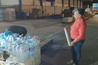 Transportes El Bañero de Alhama de Almería envía un trailer a Valencia con la ayuda de los vecinos.