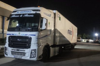 Transportes El Bañero de Alhama de Almería envía un trailer a Valencia con la ayuda de los vecinos.