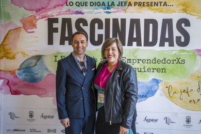 Ricardo Céspedes, gerente de La Voz de Almería, junto a Ana Galera, presentadora del 'show'.