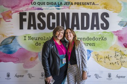 Laura Camacho, de Indakana, junto a Ana Galera.