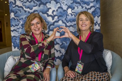 Las dos Isabeles (ponentes ambas en el 'show' de Fascinadas, hacen un corazón en el photocall de Frida.