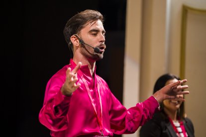José Gabriel, uno de los miembros del equipo de Fascinadas, presentando parte del 'show'.