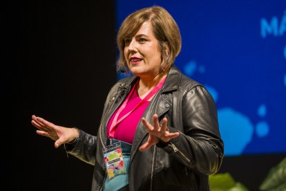 Ana Galera introduce el espectáculo sobre el escenario.