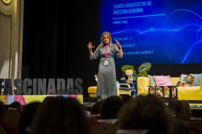 Marta Romo, experta en neuroliderazgo, da la primera conferencia de la mañana.