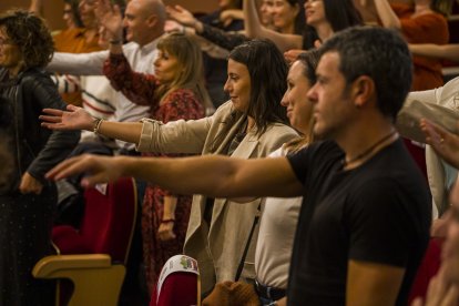 El público extiende el brazo a petición de los ponentes.
