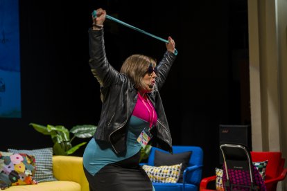 Ana Galera presenta de manera original a las siguientes ponentes.