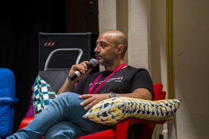 Paco García, de Mizoki, durante la primera mesa redonda.