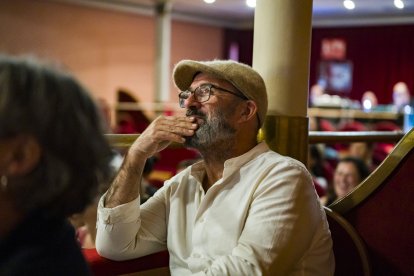 Un espectador atiende al teatro de improvisación.