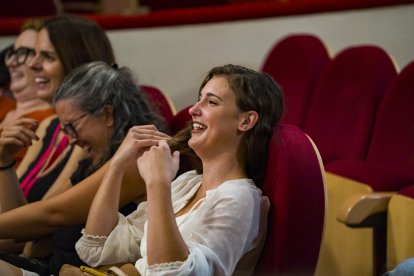 Una espectadora se ríe ante el teatro de improvisación.