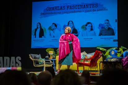 Ana Galera continúa su presentación de Fascinadas.