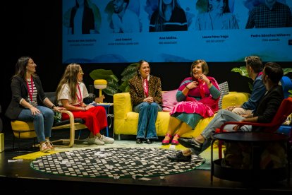 La segunda mesa redonda, formada por Ana Molina, Laura Pérez, María del Mar Saldaña, Pedro Sánchez, José Gabriel y la propia Ana Galera como mo