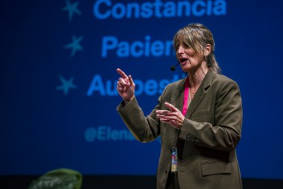 La psicóloga Elena Puig da una conferencia acerca de inteligencia emocional.