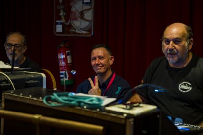 El técnico, pieza fundamental del equipo, saluda a la cámara de LA VOZ.