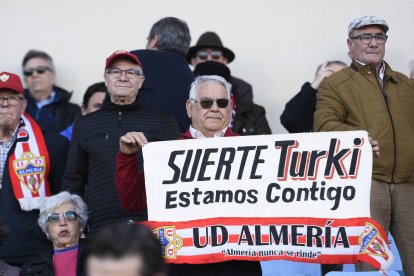 Los aficionados entregados a su presidente.