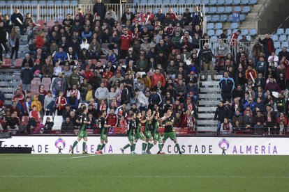 Los jugadores del Elche celebrando la victoria.