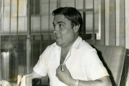 Atendiendo a la prensa en el sede del club.