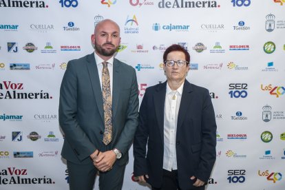 Fabián Gómez, presidente de la Asociación de Vecinos Barrio Visiedo de Huércal de Almería, premiada en la categoría de Asociacionismo, y Rosa María Guijarro.