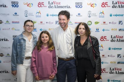 El premiado, Mario Rodríguez, junto a sus hijas María y Belén Rodríguez, y su mujer Noelia Amat, en el photocall de los XII Premios Andarax.