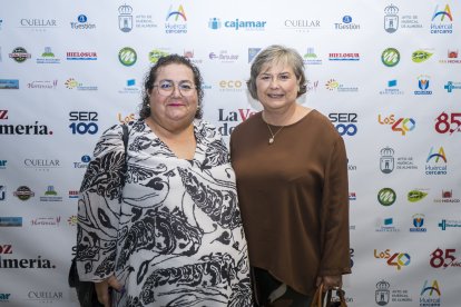 Ana García, del Ayuntamiento de Pechina, y la premiada, Manuela García.