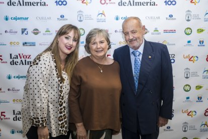 La premiada, Manuela García, junto a su hija, Lola Collado y su marido, Leoncio Collado.