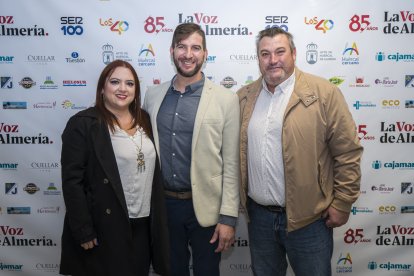 Alejandra Gómez, Patricio Úbeda, en representación de ASHAL, y Paco Burgos, en representación de la Asociación de Vecinos Barrio Visiedo, posan para la cámara de La Voz de Almería.