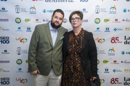 Diego Barragán Soto y Alicia Fernández Salmerón posan en el photocall de La Voz de Almería en los XIII Premios Andarax.