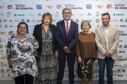 Juan Manuel López, alcalde de Pechina, junto a los concejales Ana García, Carmen Cánovas y Jesús García, acompañados de Manuela García.