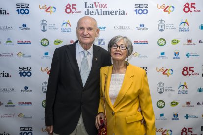 Nicolás Castillo, de la Confederación COTECA, y Fernanda Gálvez, posan así de sonrientes para la cámara de LA VOZ.