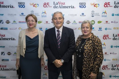 Antonia Sánchez, coordinadora de Comunicación de la UAL, Francisco Díaz Casimiro, ex alcalde de Huércal de Almería, y Mari Lola Soto.