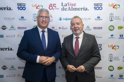 Ismael Torres, alcalde de Huércal de Almería, junto a Pedro M. de la Cruz, director de La Voz de Almería.