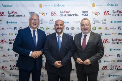 Ismael Torres, alcalde de Huércal de Almería; Miguel López, director de SEK Alborán; y Pedro M. de la Cruz, director de La Voz de Almería.