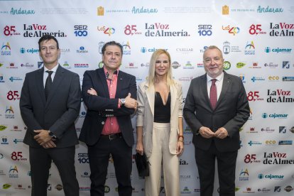 José Miguel Vizcaino, jefe de Ventas de LA VOZ; Francisco Martínez y Beatriz Yebra, de Adeslas; junto a Pedro M. de la Cruz, director de LA VOZ.
