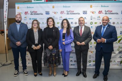 Daniel Martín, María del Mar Castellón; Noelia Damián, alcaldesa de Benahadux; Aldara Cruz, premiada en la categoría de Comunicación y Arte; Pedro M. de la Cruz, director de LA VOZ, y David Martínez.