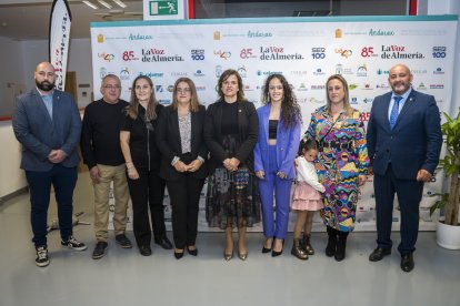 La premiada, Aldara Cruz; junto a la alcaldesa de Benahadux, Noelia Damián, y varios acompañantes del Ayuntamiento de Benahadux.