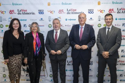 Paqui Sánchez, del Ayuntamiento de Gádor; Loli Díaz, del Ayuntamiento de Gádor; Pedro M. de la Cruz, director de LA VOZ; Eugenio Gonzálvez, vicepresidente de la Diputación; y José Miguel Vizcaíno, jefe de Ventas de LA VOZ.