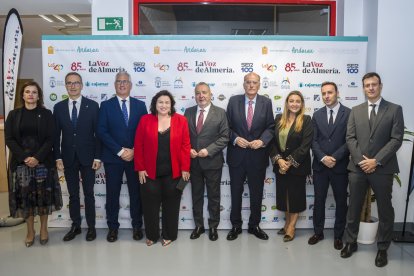 N. Damián, alcaldesa de Benahadux; A. García, delegado de Empleo; I. Torres, alcalde de Huércal de Almería; M, Díaz y Mª del Mar López, diputadas; E. Gonzálvez, vicepresidente de la Diputación, junto a P. M. de la Cruz, R. Céspedes y J. M. Vizcaíno.