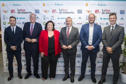 Ricardo Céspedes, gerente de LA VOZ; Eugenio Gonzálvez, vicepresidente de la Diputación; Matilde Día, diputada provincial; Pedro M. de la Cruz, director de LA VOZ; Roberto Belmonte, y José Miguel Vizcaíno, jefe de Ventas de LA VOZ.